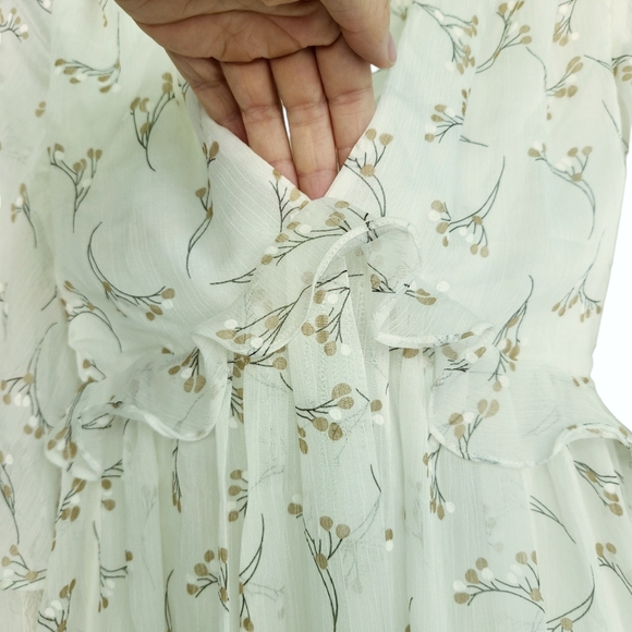 Selfie Leslie Flowy Floral Princess Dress- White - Picture 3 of 7